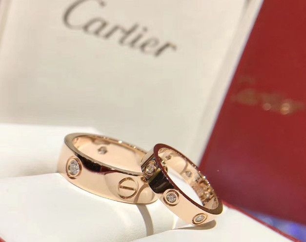Hơn nữa chic nhẫn này còn được mua vào đêm trước hôn lễ-- Đó là Cartier love tượng trưng cho việc trong tim của người này luôn có hình bóng của một nửa kia cuộc đời mình cho nên tất nhiên Kỷ Hàn Trình cũng có một chic