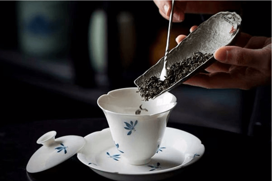 Cho một lượng trà thích hợp vào chén khải sau đó thêm nước nóng đến ngập trà và tráng qua (Ảnh: sưu tầm)