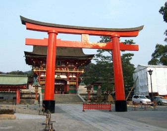 3 Cổng vào nguyên văn Torii một loại cổng truyền thống của Nhật Bản thường được thấy ở lối vào hoặc trong đền thờ Thần đạo